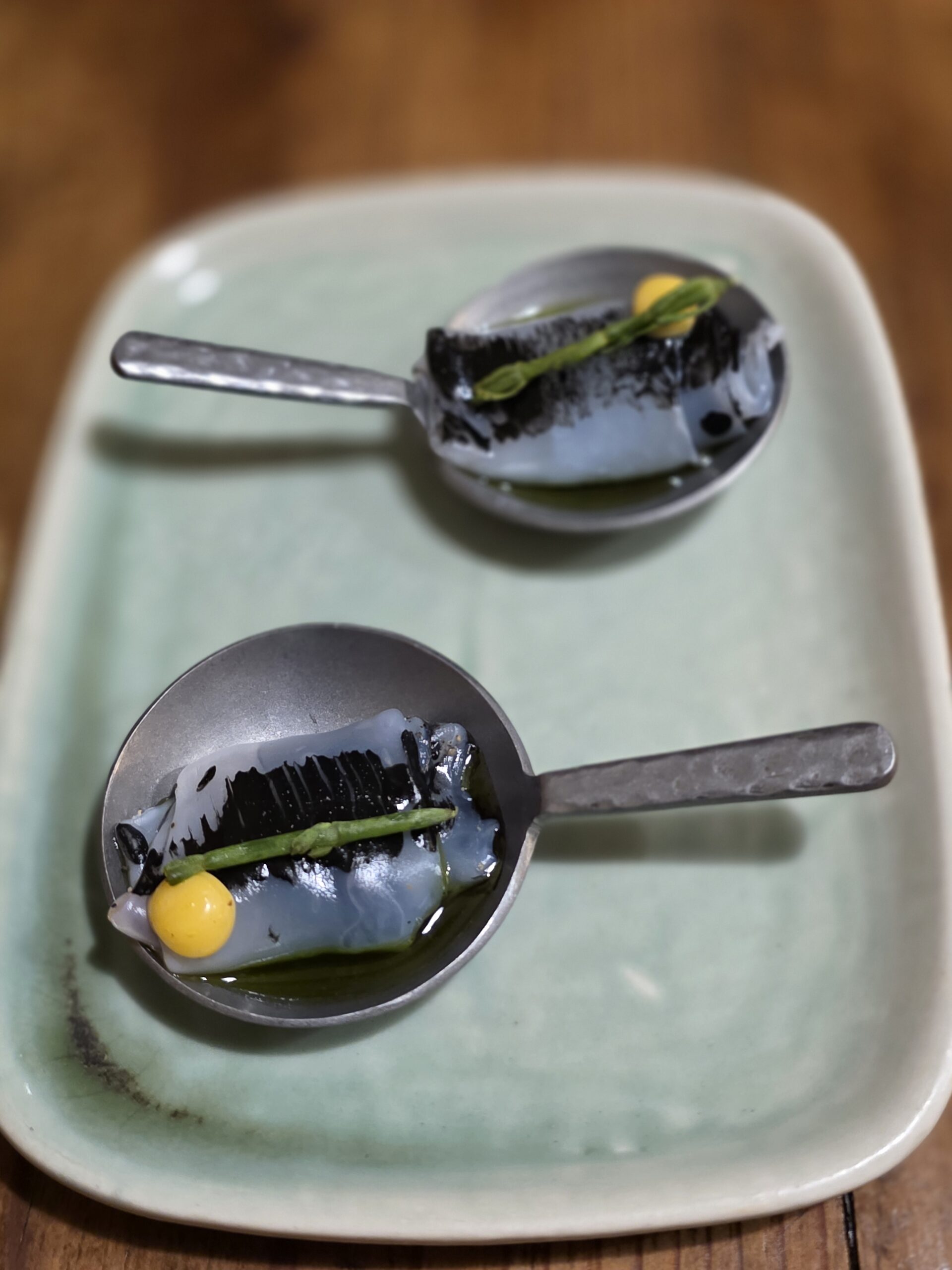 Un plat amb dues culleres d'un plat del Restaurant La Sosenga