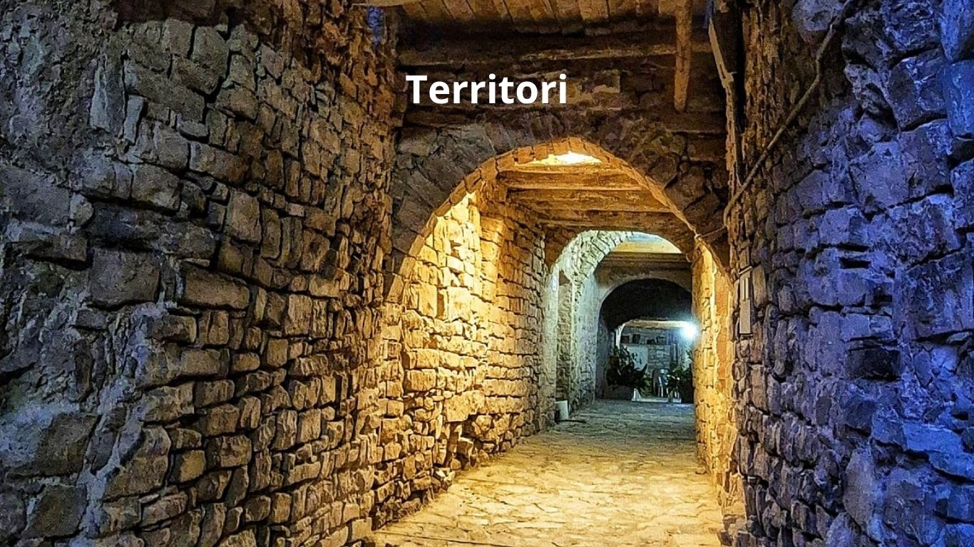 Un carreró de Montfalcó Murallat